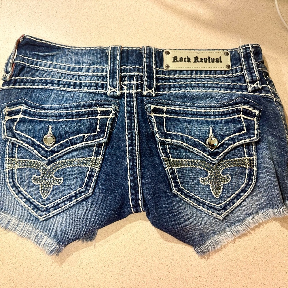 EUC Rock Revival Jean shorts size 26